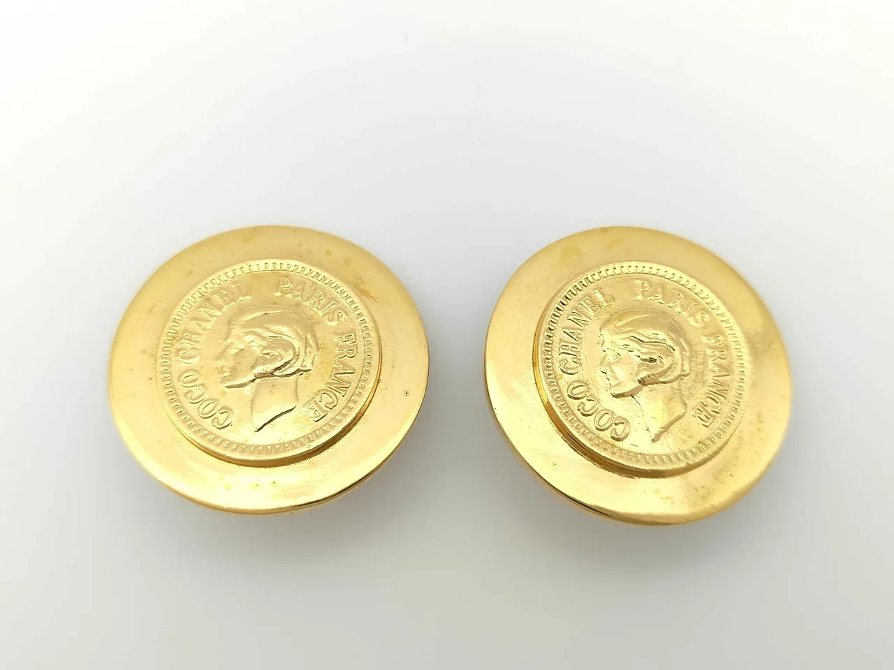香奈儿金币金耳环