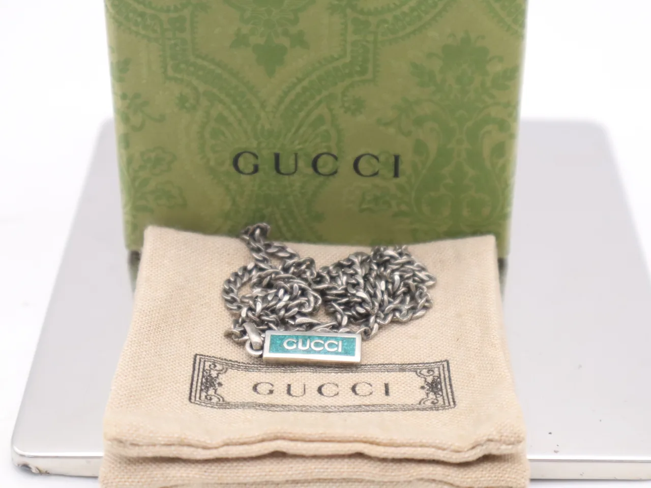 GUCCI银质标志的盘子盒和储物袋，附带项链