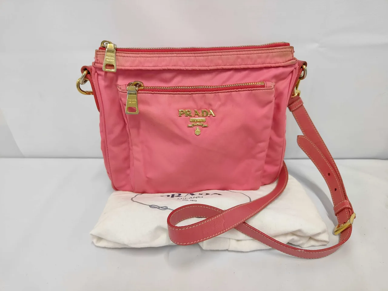 PRADA 尼龙单肩包，带白色标签