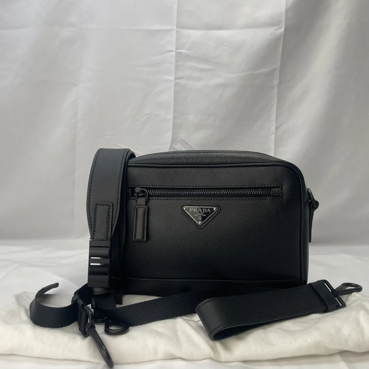 PRADA PRADA 单肩包 Prada 双向手拿包 2VH063 SAFFIAN TRAVEL 黑色单肩包