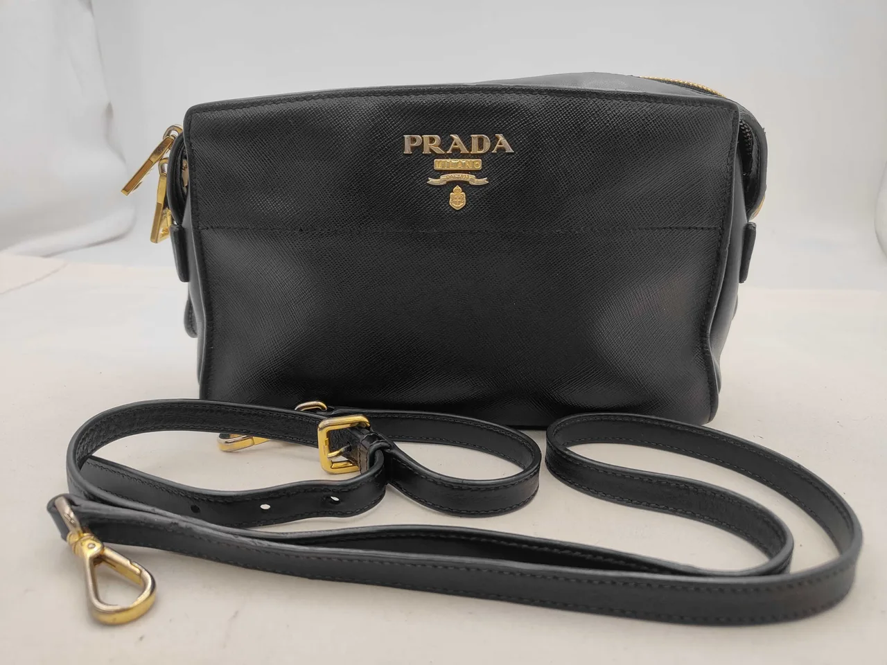 PRADA Prada 萨菲亚诺金属标志女士皮革 Nero 黑金五金 1BH104 斜挎包 单肩包