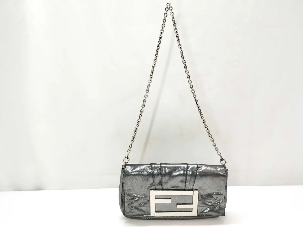 FENDI Mamma FENDI 法棍包 金属灰色银色五金 FF 标志单肩包