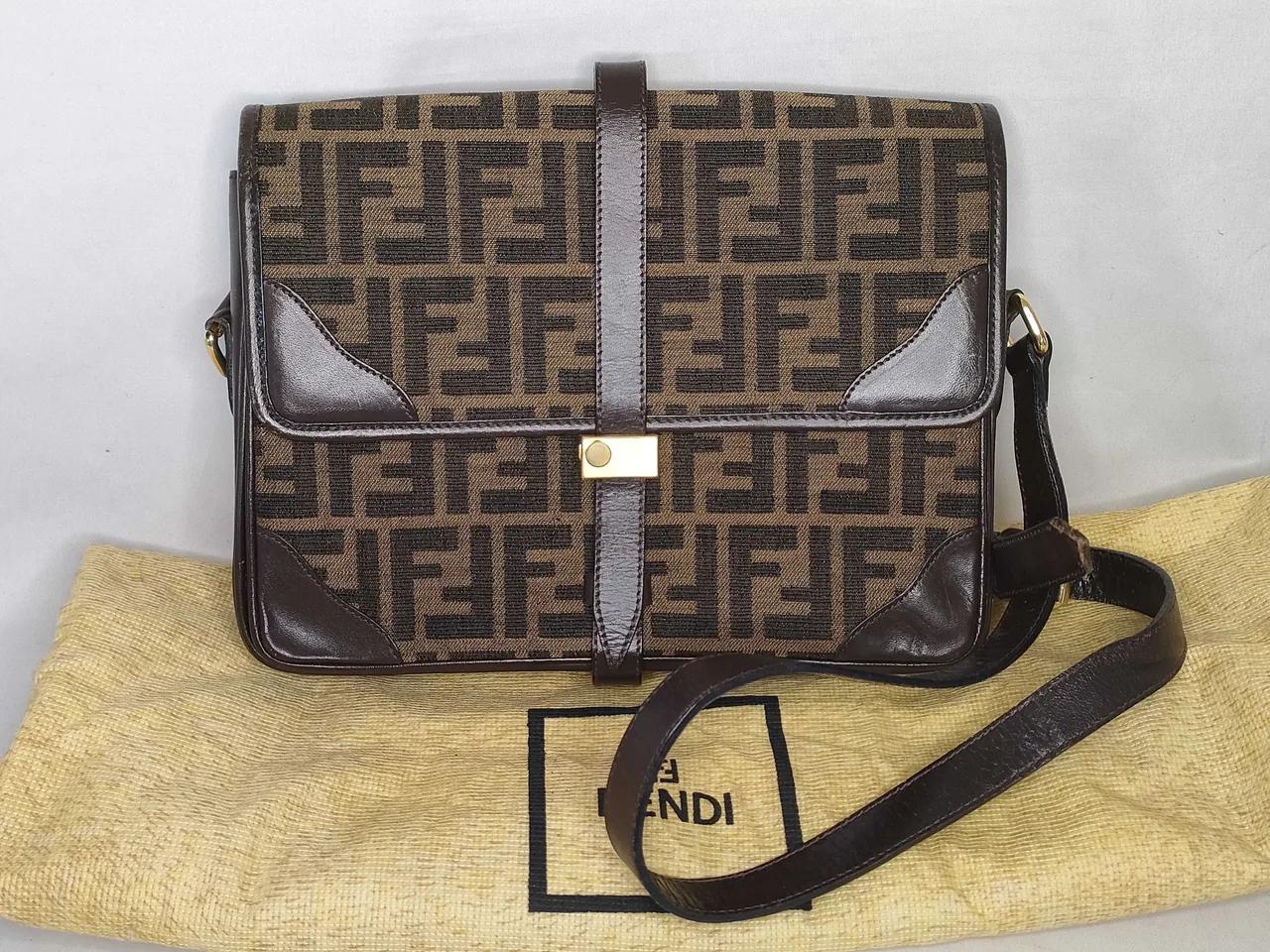 FENDI Zucca图案Fendi Zukka肩部G硬件单肩包